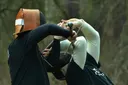 Co je Stage and Screen Combat a jak se liší od HEMA, scénického šermu a kaskadérství